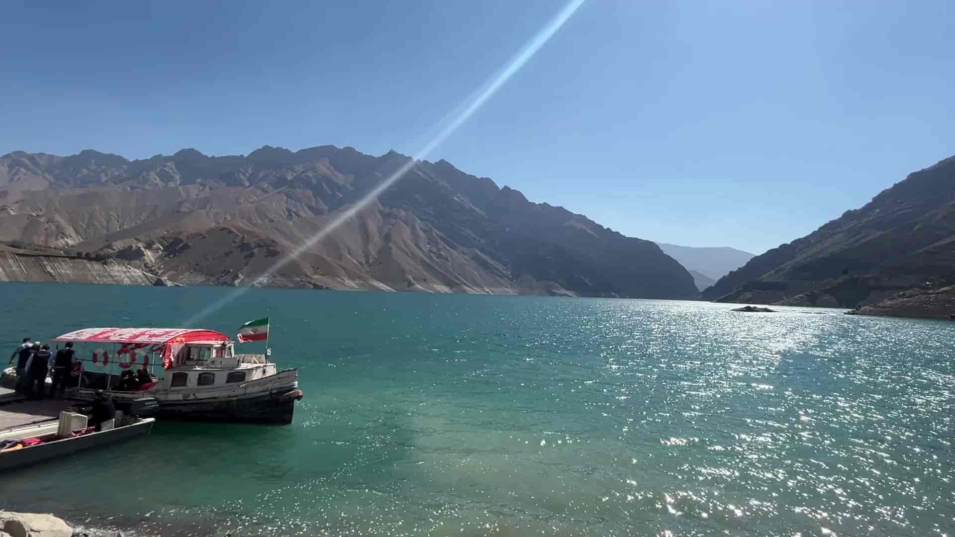 دریاچه و لنج